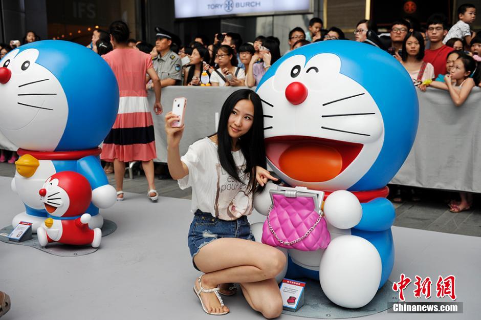 圖為成都民眾與哆啦A夢合影留念。