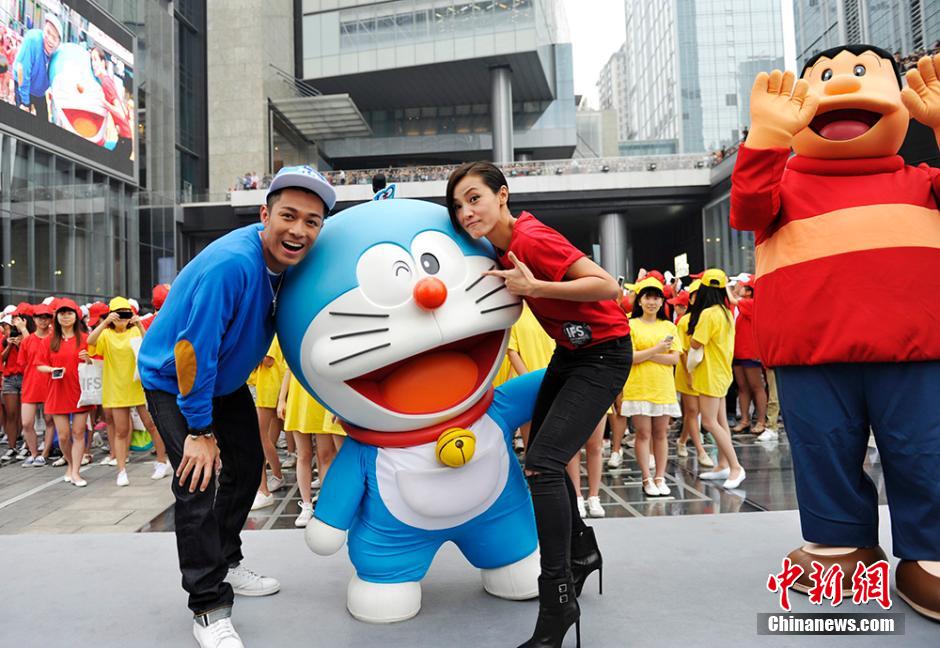 圖為何韻詩、周柏豪與哆啦A夢合影。