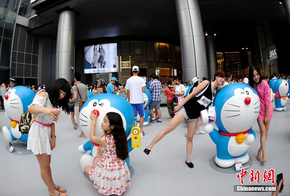圖為成都民眾與哆啦A夢合影留念。