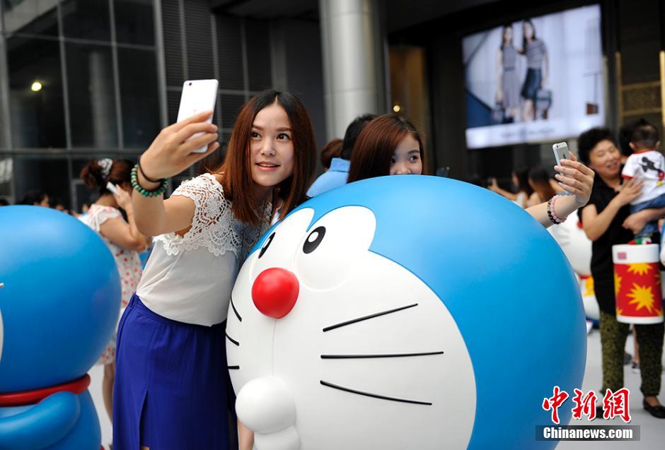 圖為成都民眾與哆啦A夢合影留念。