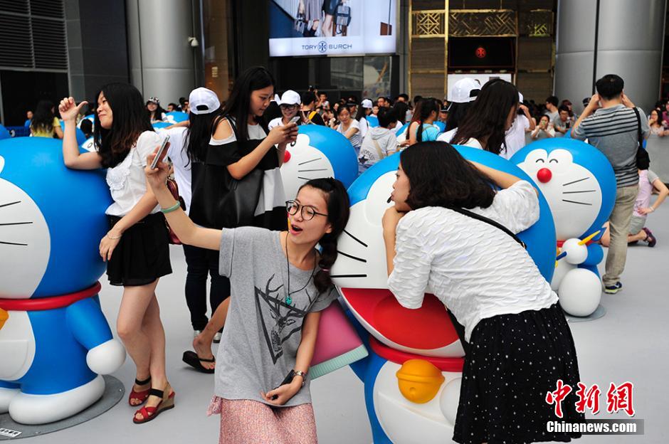 圖為成都民眾與哆啦A夢合影留念。