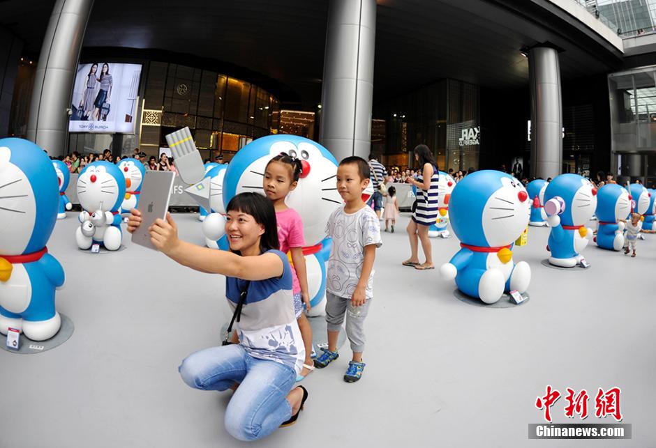 圖為成都民眾與哆啦A夢合影留念。
