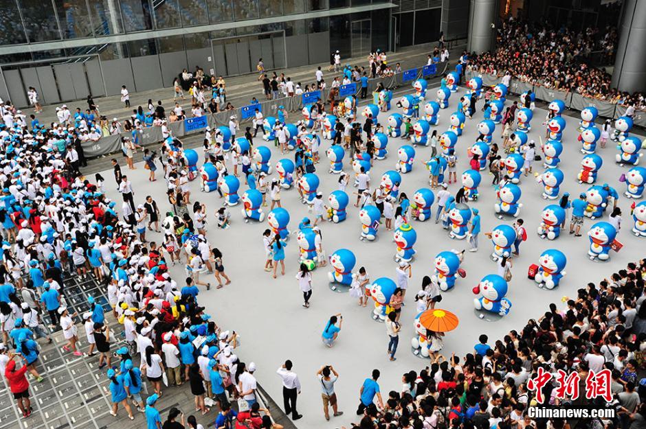 圖為成都民眾狂熱追捧哆啦A夢。