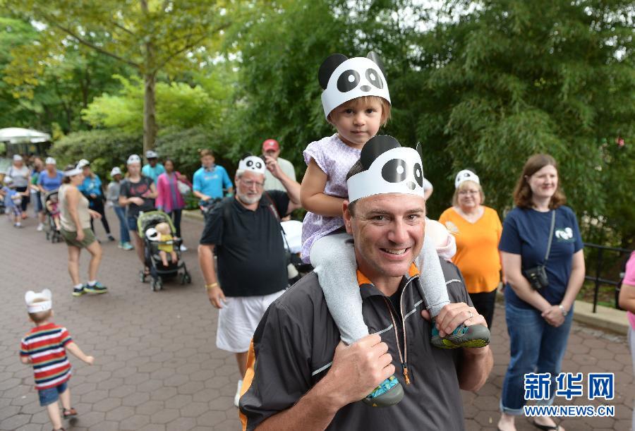 8月23日,在美國(guó)華盛頓的國(guó)家動(dòng)物園,人們排隊(duì)參加大熊貓“寶寶”的慶生活動(dòng)。