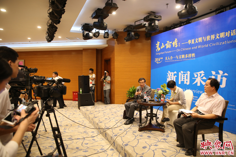 嵩山論壇新聞采訪現(xiàn)場。