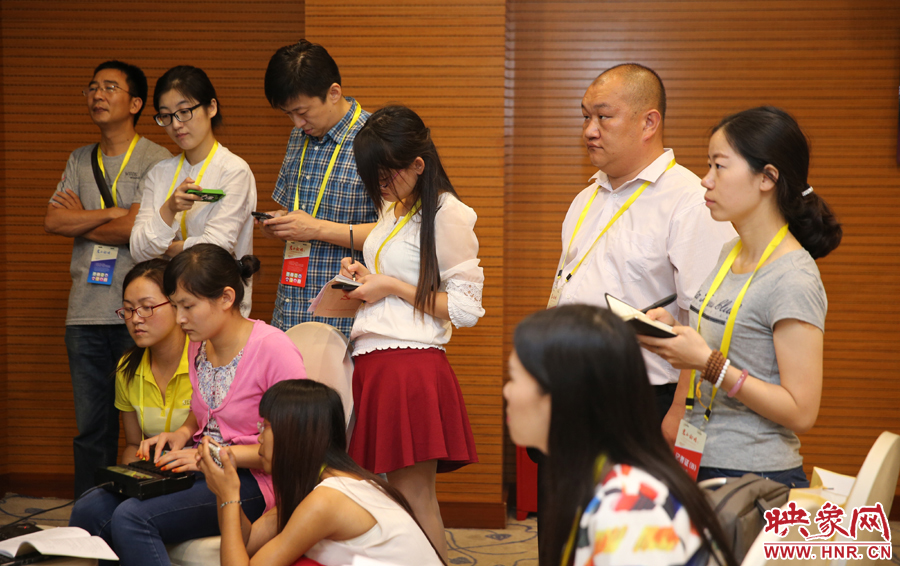  媒體記者集中采訪專家學(xué)者。