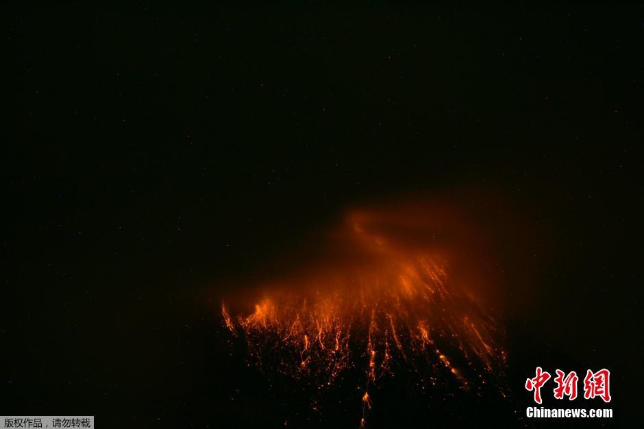 當(dāng)?shù)貢r(shí)間8月24日，厄瓜多爾通古拉瓦火山噴發(fā)，熔巖噴出宛如末世。