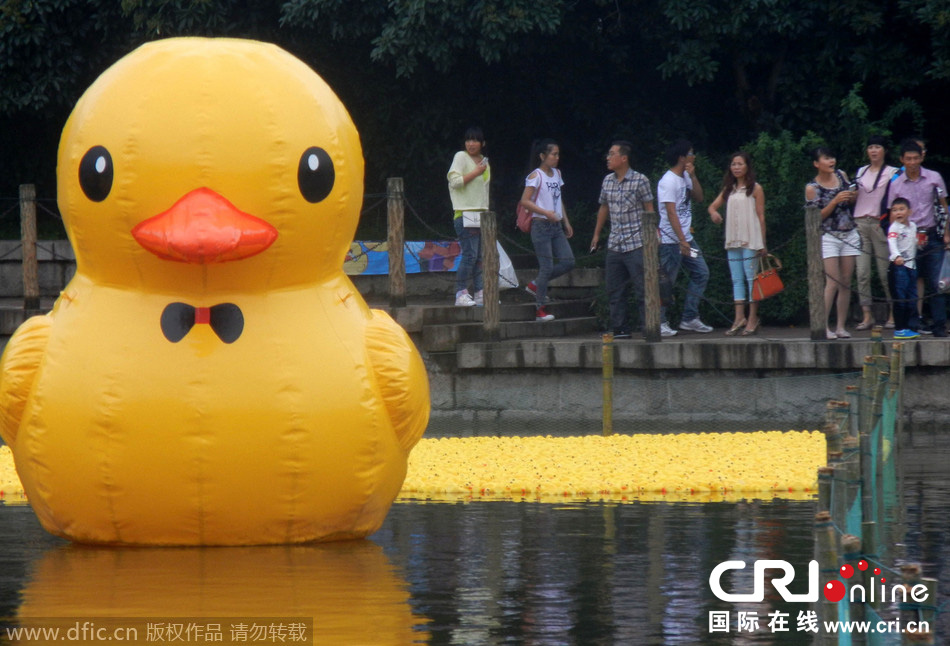 大黃鴨攜3萬(wàn)只“鴨寶寶”集體亮相蘇州 大黃鴨攜3萬(wàn)只“鴨寶寶”集體亮相蘇州