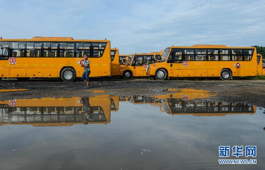 8月29日，溫嶺市城西街道芷勝莊村一名小男孩從閑置的校車邊走過。