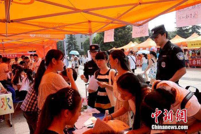 大學(xué)新生入學(xué)季 特警當(dāng)“護(hù)花使者” 大學(xué)新生入學(xué)季 特警當(dāng)“護(hù)花使者”