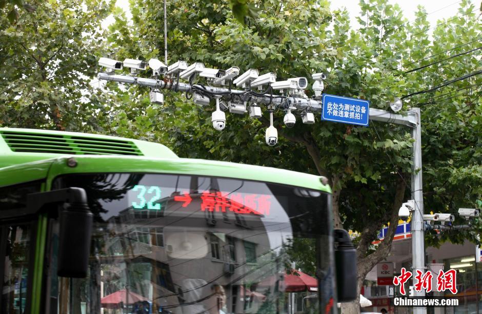 青島現(xiàn)最牛監(jiān)視設(shè)備 一根桿上架有19個探頭 青島現(xiàn)最牛監(jiān)視設(shè)備 一根桿上架有19個探頭