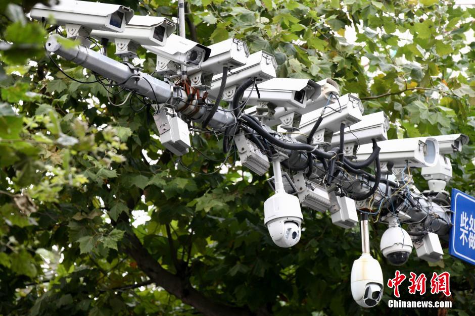 青島現(xiàn)最牛監(jiān)視設(shè)備 一根桿上架有19個探頭 青島現(xiàn)最牛監(jiān)視設(shè)備 一根桿上架有19個探頭