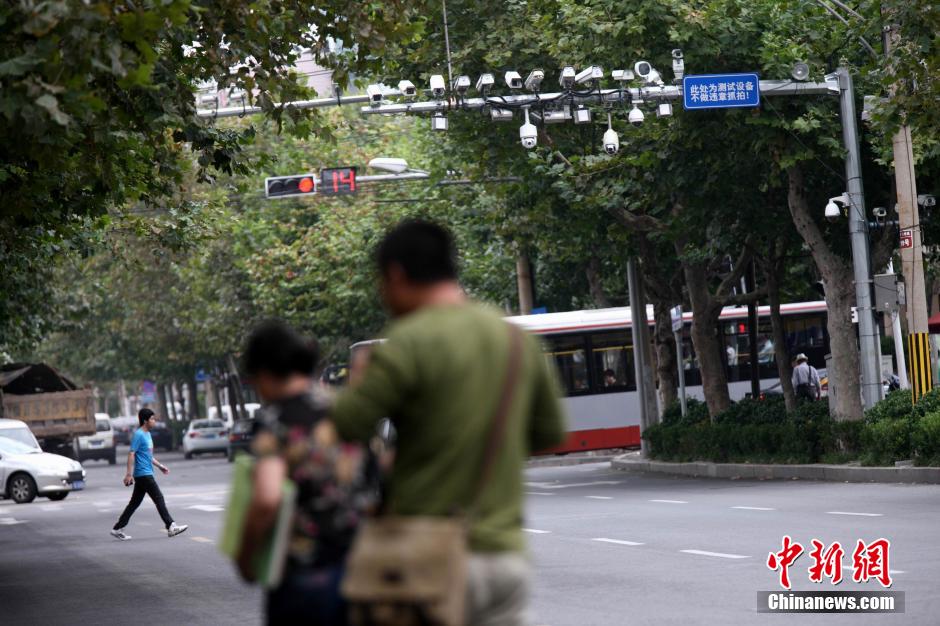 青島現(xiàn)最牛監(jiān)視設(shè)備 一根桿上架有19個探頭 青島現(xiàn)最牛監(jiān)視設(shè)備 一根桿上架有19個探頭