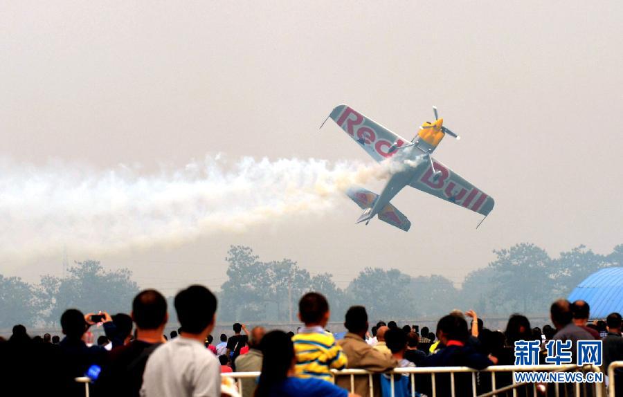 　9月13日，特技隊(duì)員在進(jìn)行空中飛行表演。