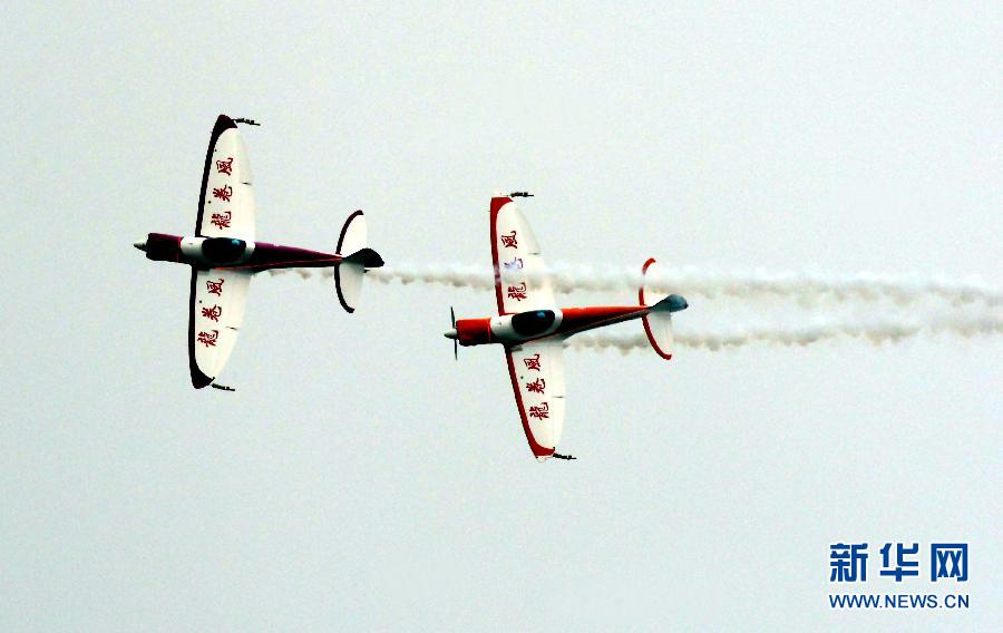 9月13日，特技隊(duì)員在進(jìn)行空中飛行表演。