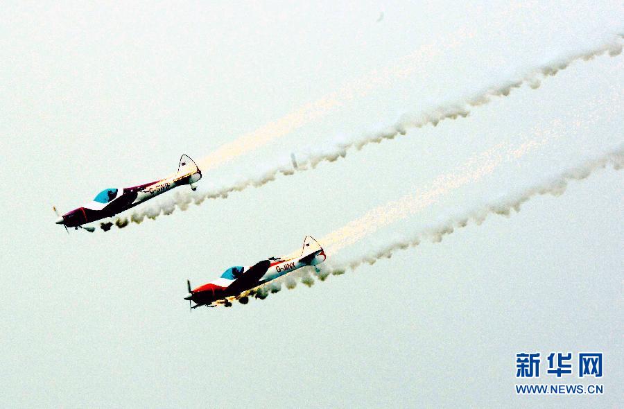 9月13日，特技隊(duì)員在進(jìn)行空中飛行表演。