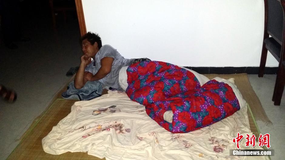 9月22日晚，在象山高塘島鄉(xiāng)的烏巖頭村的農(nóng)民安置點(diǎn)里，70多名外來(lái)務(wù)工人員正在休息。