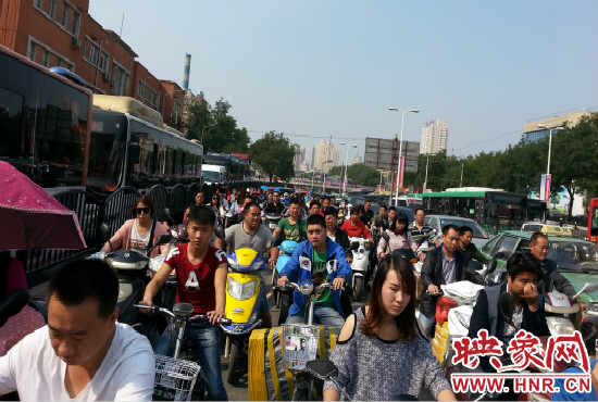 在一些易堵路段車(chē)輛仍然“寸步難行”。