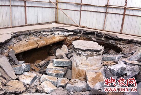 此次路面塌陷的直徑約為3米，深度有2米左右，坑內(nèi)布滿了碎石，路面下方20厘米左右。