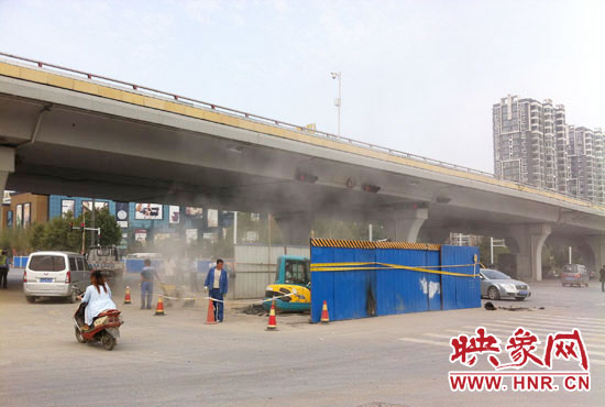 施工單位對塌陷處進(jìn)行路面切割，造成路面塵土飛揚(yáng)。