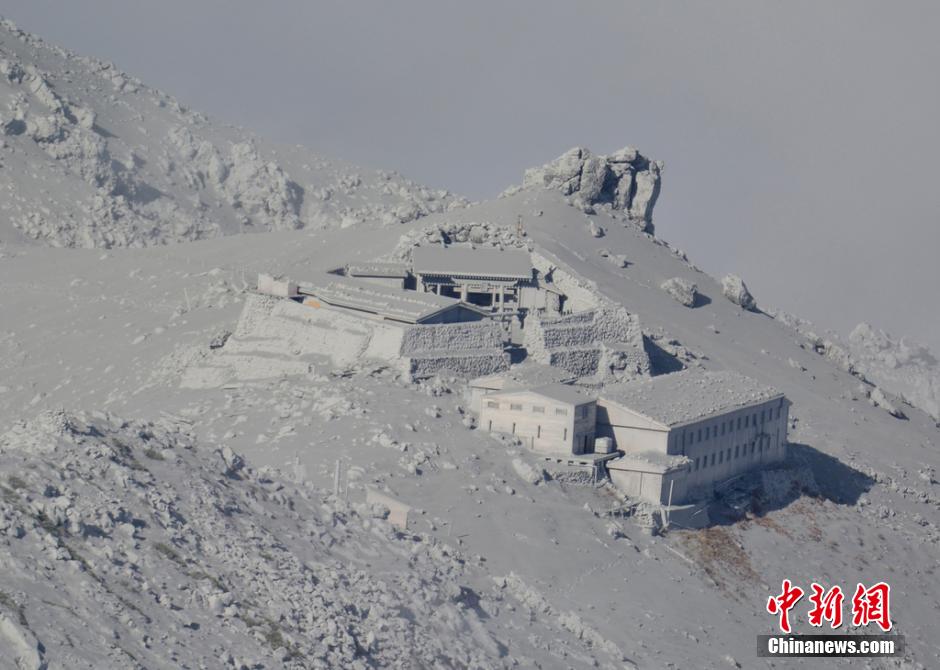 當(dāng)?shù)貢r(shí)間2014年9月27日，日本中部御岳山發(fā)生噴發(fā)，或已造成數(shù)人受傷。