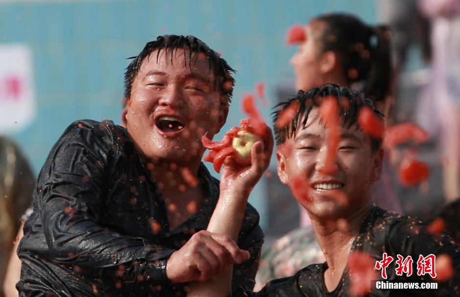 長(zhǎng)沙上演“西紅柿大戰(zhàn)”場(chǎng)面火爆 長(zhǎng)沙上演“西紅柿大戰(zhàn)”場(chǎng)面火爆
