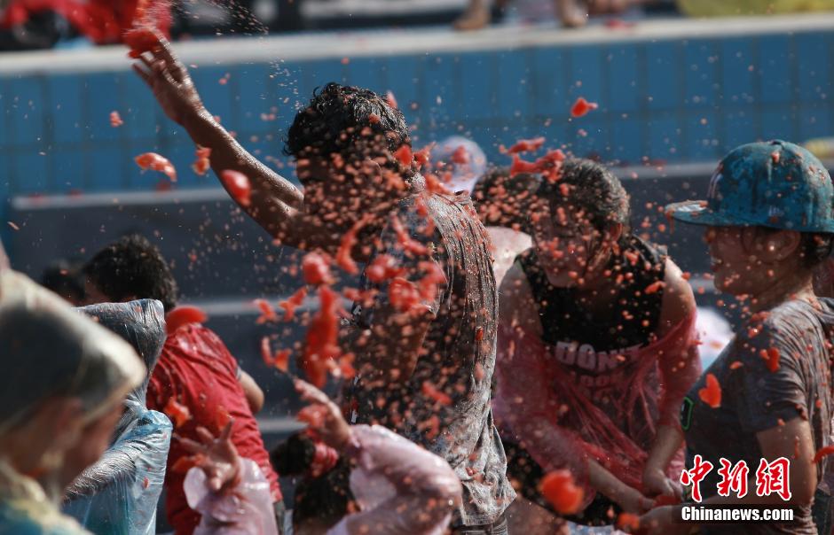 長(zhǎng)沙上演“西紅柿大戰(zhàn)”場(chǎng)面火爆 長(zhǎng)沙上演“西紅柿大戰(zhàn)”場(chǎng)面火爆