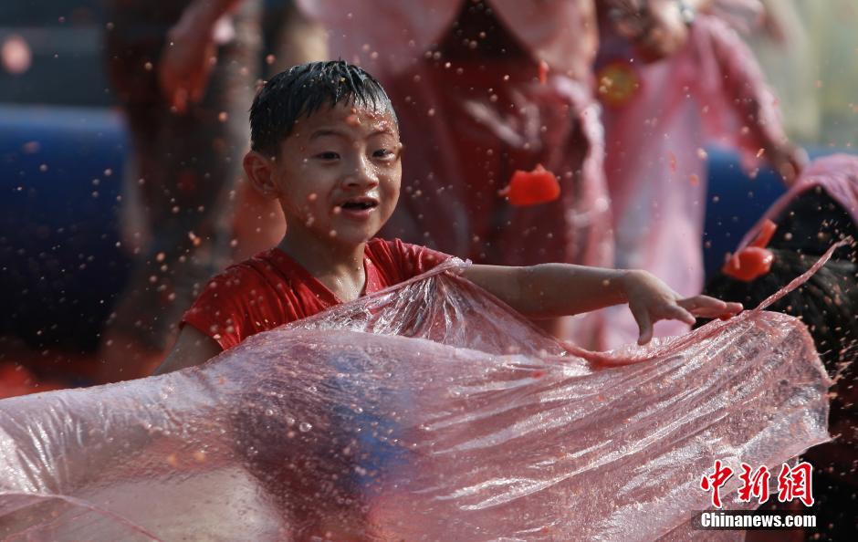 長(zhǎng)沙上演“西紅柿大戰(zhàn)”場(chǎng)面火爆 長(zhǎng)沙上演“西紅柿大戰(zhàn)”場(chǎng)面火爆