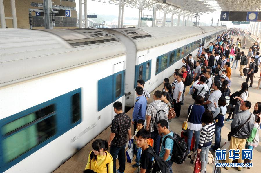 10月6日，在安徽銅陵火車站，大批旅客在站臺(tái)上等候乘車。