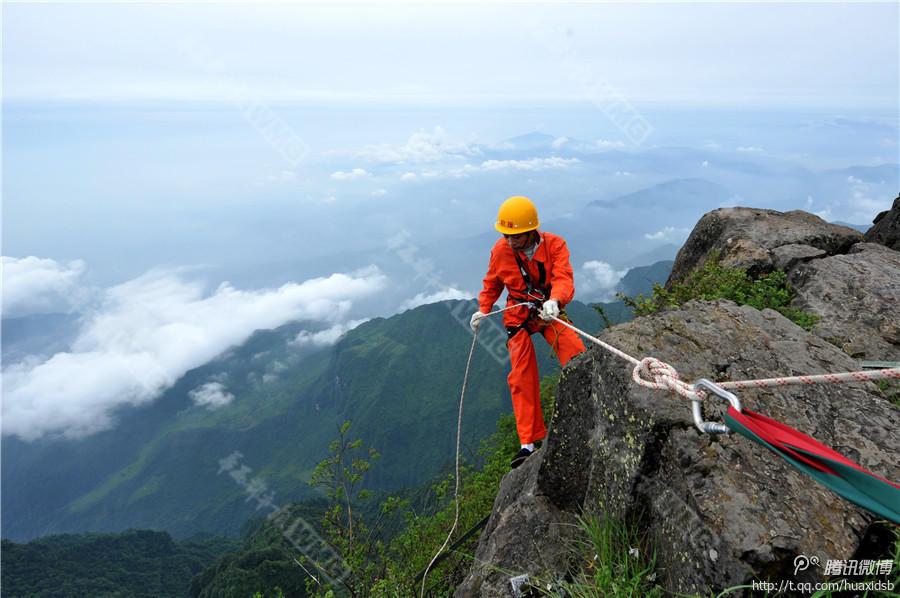 10月5日，峨眉山景區(qū)清潔工彭文才下到巖壁清理游客丟棄的垃圾。
