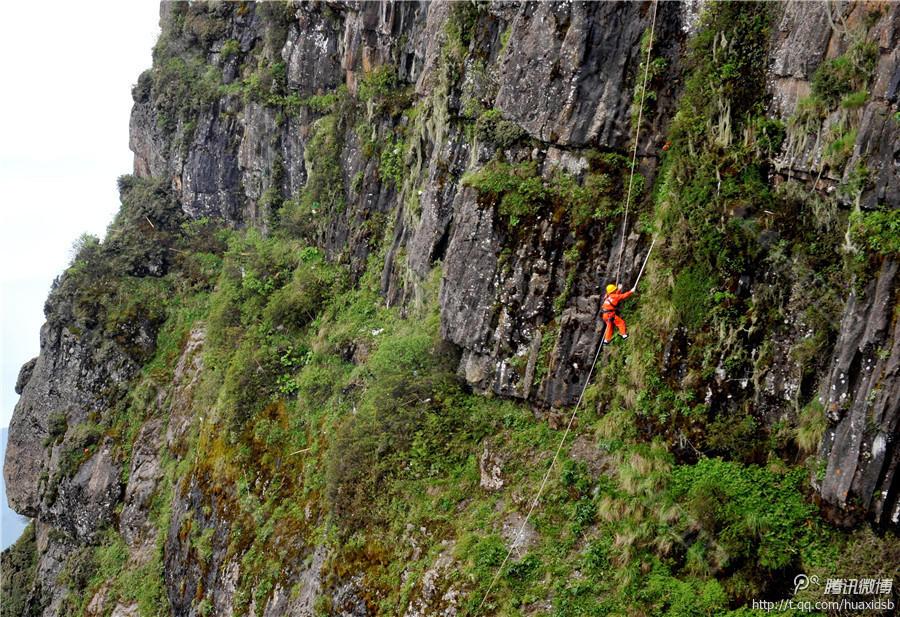 在峨眉山金頂，彭文才是護(hù)欄以外和懸崖區(qū)域唯一的清潔工。
