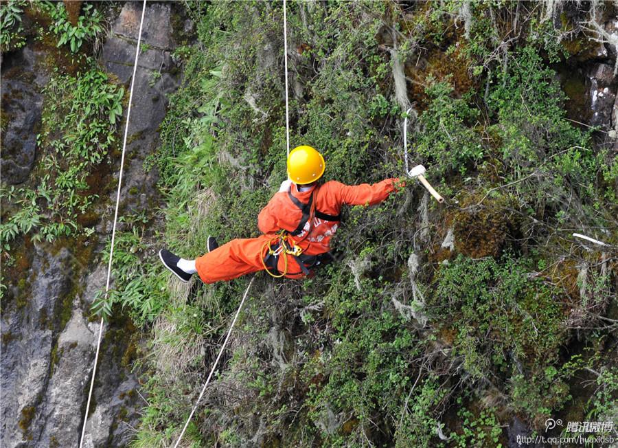 記者了解到，彭文才下到崖壁最深的地方有200多米，往返作業(yè)一次一般都在3小時(shí)左右，每年下崖80多次