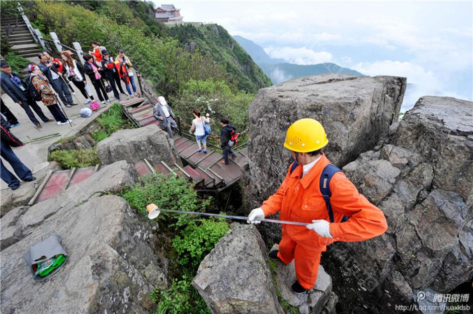 彭文才在撿拾垃圾。