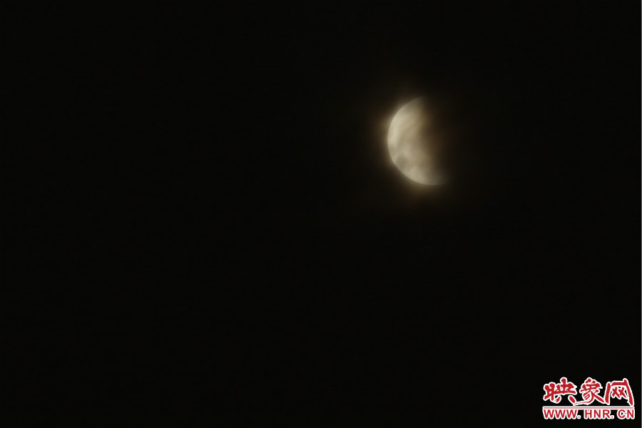 20：02月亮在云層中忽隱忽現(xiàn)。