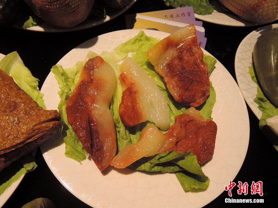 "滿漢全席"石頭宴現(xiàn)身鄭州 造型逼真惹垂涎 "滿漢全席"石頭宴現(xiàn)身鄭州 造型逼真惹垂涎