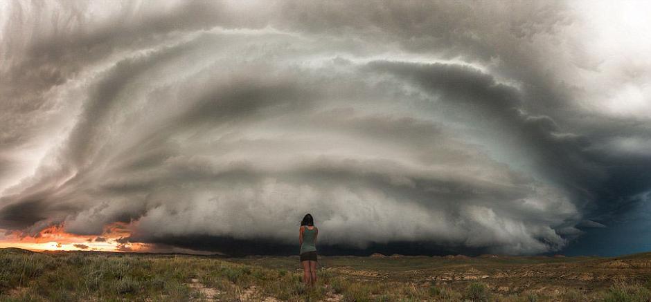 夫婦追逐風(fēng)暴 丈夫為妻子拍“風(fēng)暴寫真” 夫婦追逐風(fēng)暴 丈夫為妻子拍“風(fēng)暴寫真”