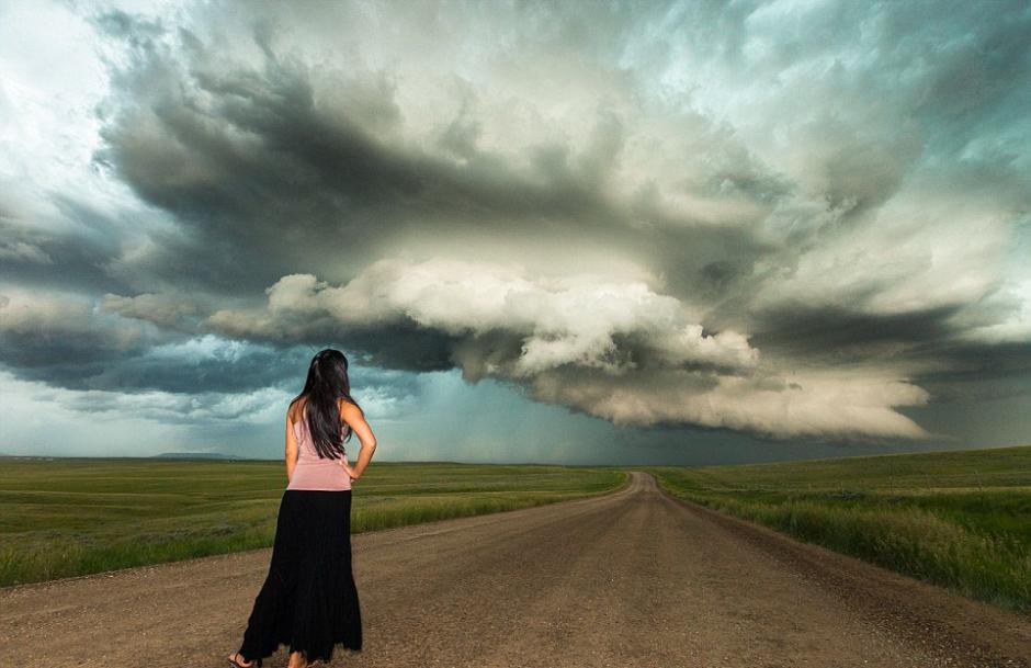 夫婦追逐風(fēng)暴 丈夫為妻子拍“風(fēng)暴寫真” 夫婦追逐風(fēng)暴 丈夫為妻子拍“風(fēng)暴寫真”