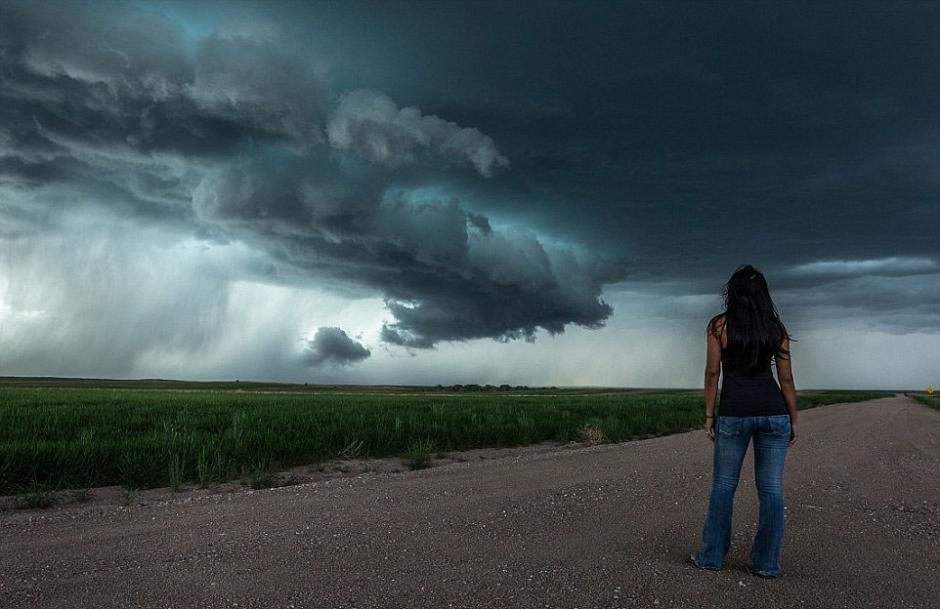 夫婦追逐風(fēng)暴 丈夫為妻子拍“風(fēng)暴寫真” 夫婦追逐風(fēng)暴 丈夫為妻子拍“風(fēng)暴寫真”