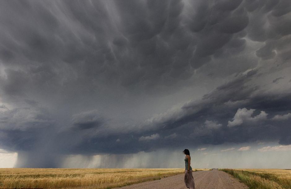 夫婦追逐風(fēng)暴 丈夫為妻子拍“風(fēng)暴寫真” 夫婦追逐風(fēng)暴 丈夫為妻子拍“風(fēng)暴寫真”