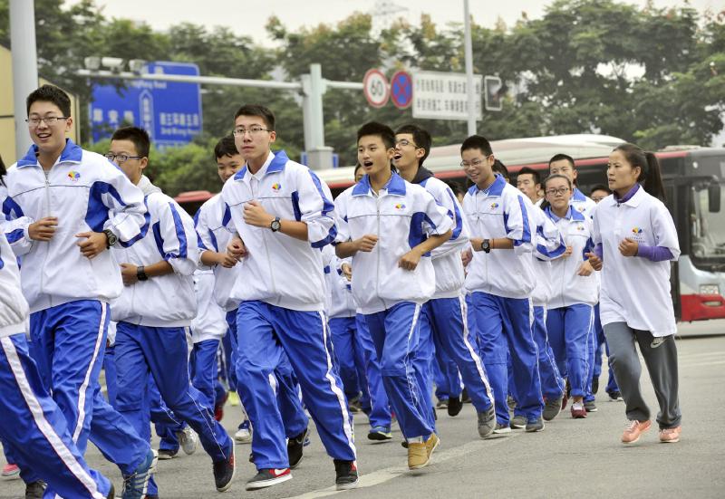 10月14日，成都七中萬達(dá)學(xué)校實(shí)行三年跑六百公里才能畢業(yè)，現(xiàn)場學(xué)生開始長跑。