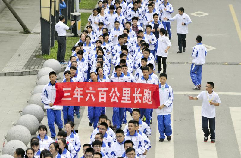 10月14日，成都七中萬達(dá)學(xué)校實(shí)行三年跑六百公里才能畢業(yè)，現(xiàn)場學(xué)生開始長跑。
