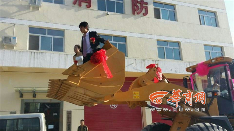 陜西小伙開8臺裝載機(jī)接新娘。