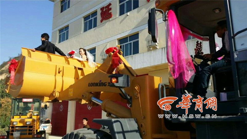 陜西小伙開8臺裝載機(jī)接新娘。
