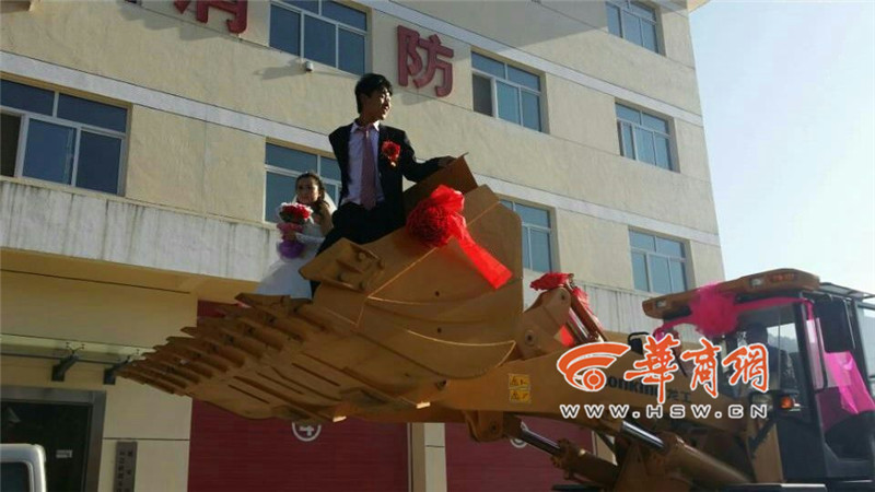 陜西小伙開8臺裝載機(jī)接新娘。