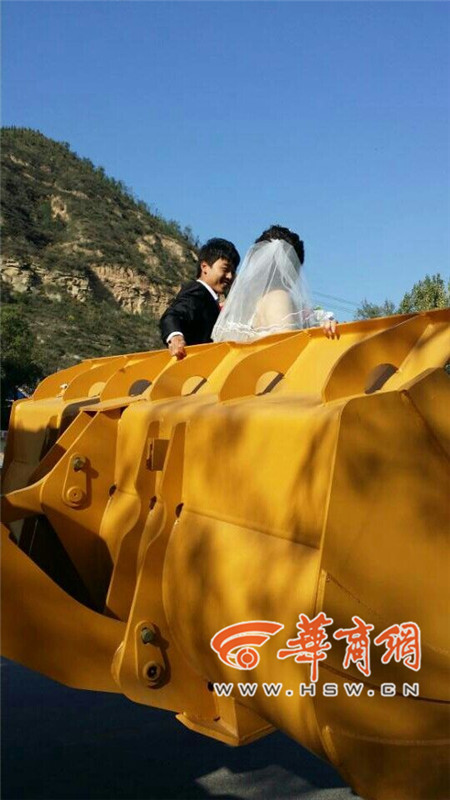 陜西小伙開8臺裝載機(jī)接新娘。