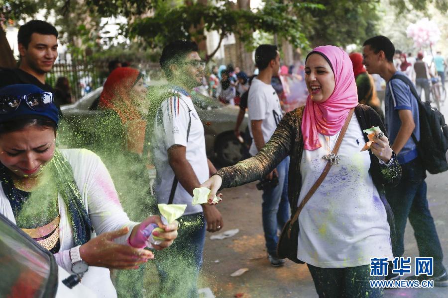 10月16日，在埃及首都開羅，一名女青年在“彩色跑”活動中拋撒彩色粉末。
