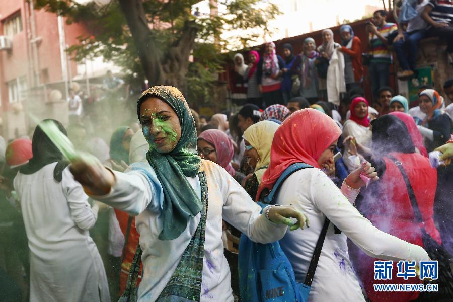 10月16日，在埃及首都開羅，一名女青年在“彩色跑”活動中拋撒彩色粉末。
