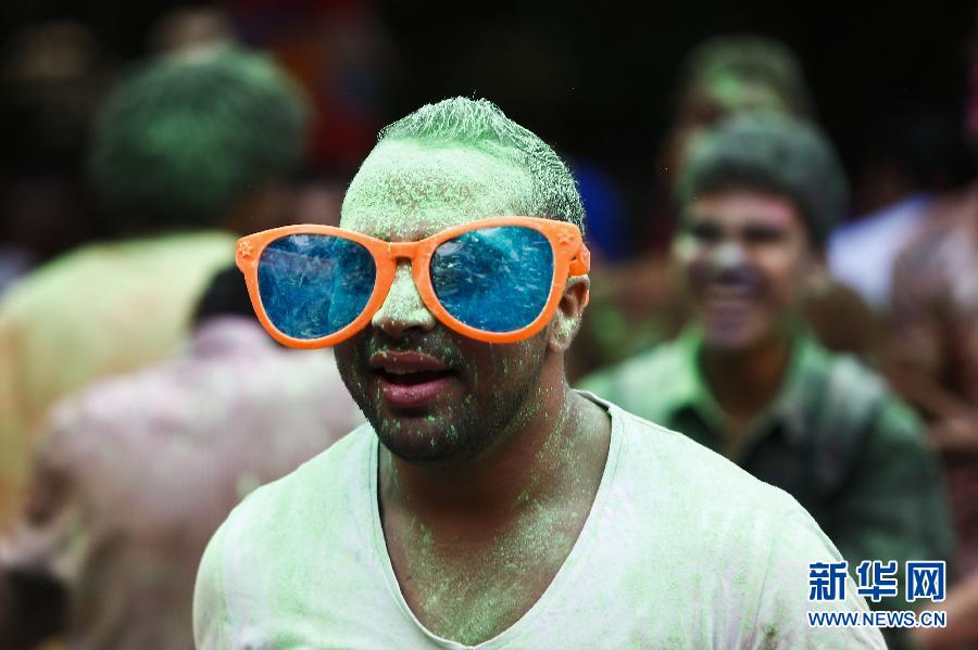 10月16日，在埃及首都開羅，一名男青年在“彩色跑”活動中奔跑。