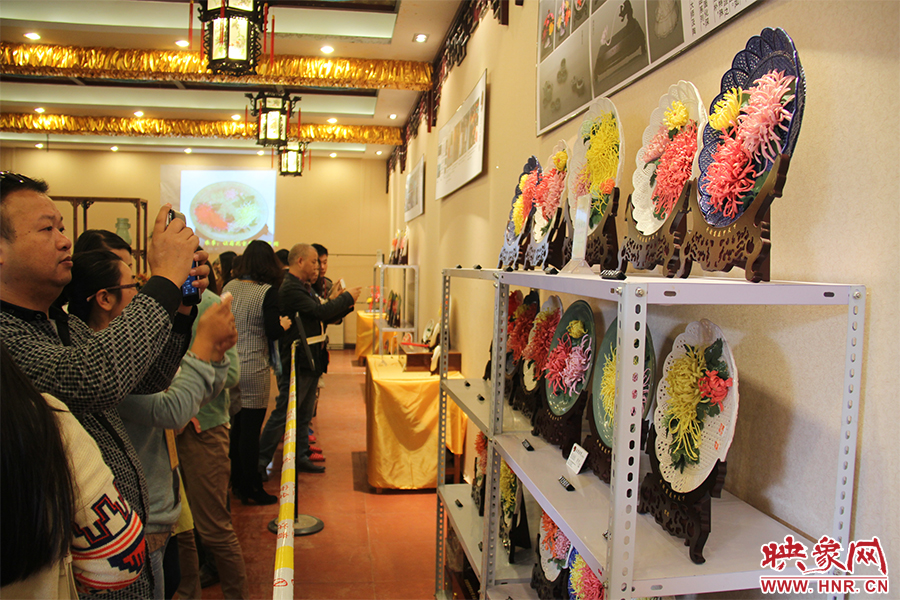 菊花官瓷吸引大家關(guān)注。