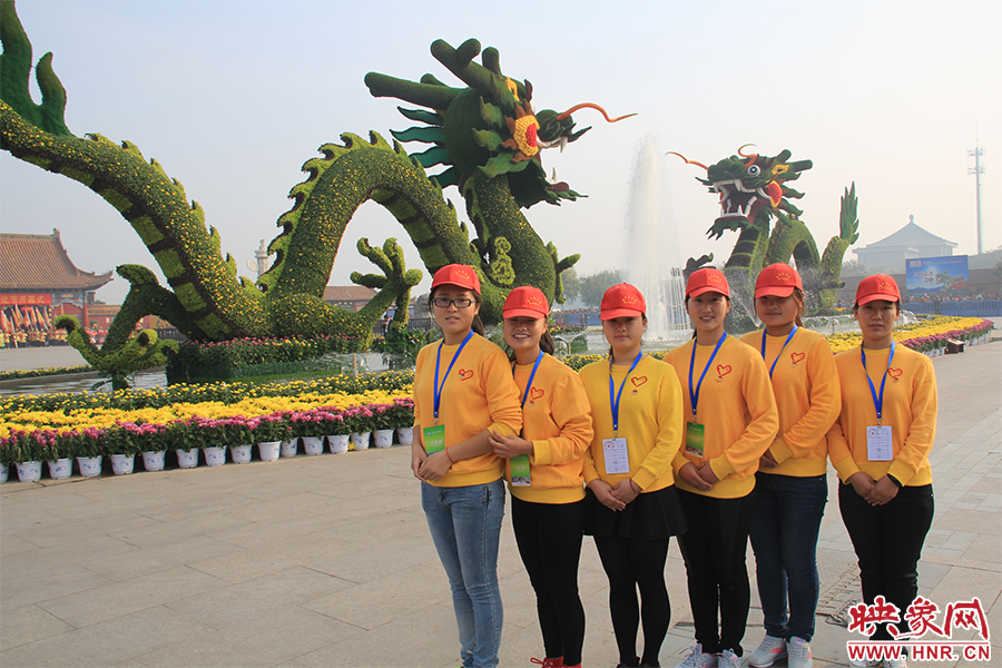 菊花文化節(jié)的志愿者們。